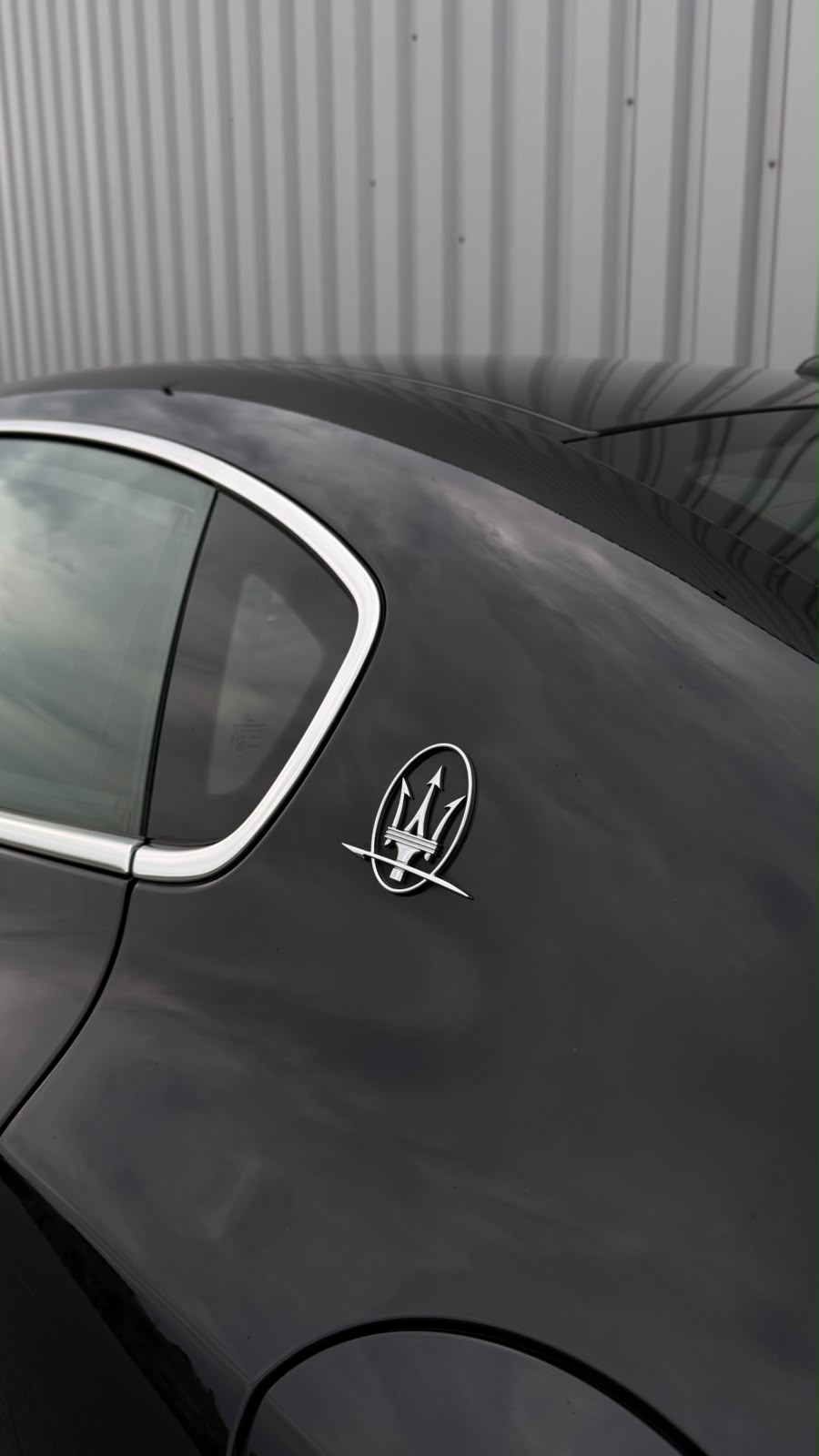 Maserati Quattroporte S Q4 — Maserati embleem op zijkant